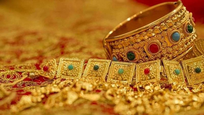 gumastha escaped 10kgs gold jewelery in vijayawada - bsb