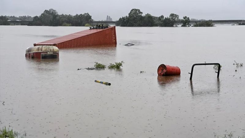 8 members of farmers stuck in the water stream in jagtial district ksp