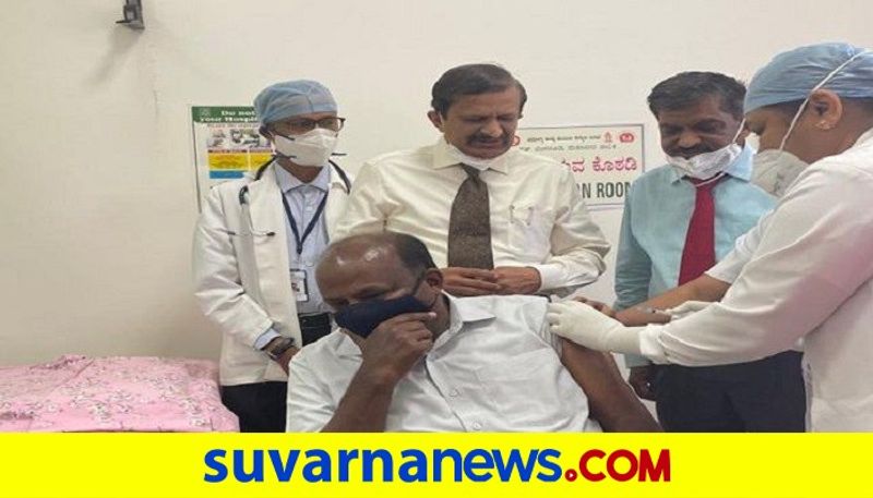 JDS Leader HD Kumaraswamy gets Covid vaccine at jayadeva hospital Bengaluru rbj