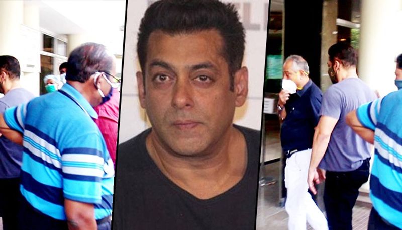 <p>Salman Khan is currently busy with his upcoming film Tiger 3 spotted at Mumbai's Lilavati Hospital. A video of the same surfaced online after Bollywood’s ace photographer Viral Bhayani dropped it on his social media accounts.</p>
<p>Salman Khan is currently busy with his upcoming film Tiger 3 spotted at Mumbai's Lilavati Hospital. A video of the same surfaced online after Bollywood’s ace photographer Viral Bhayani dropped it on his social media accounts.</p>