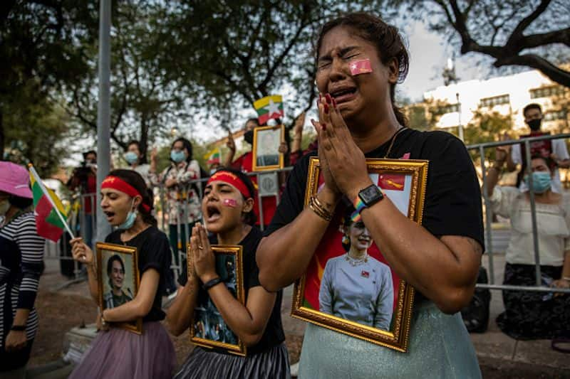 There is a risk of being shot in the head or back. The bloodthirsty Myanmar army.