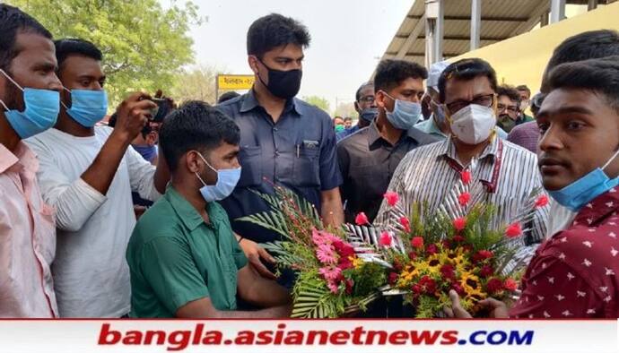 মুর্শিদাবাদে ঝটিকা সফরে পূর্ব রেলের ম্যানেজার,  ফুলের মাঝে দাবির চিঠি গুজে মনোজকে উপহার