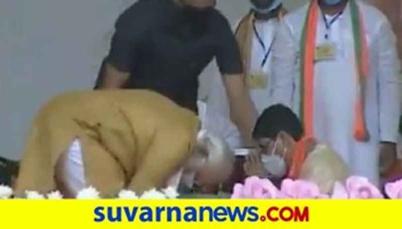 5 State Election PM Narendra Modi touches the feet of BJP Worker who touched his feet mah