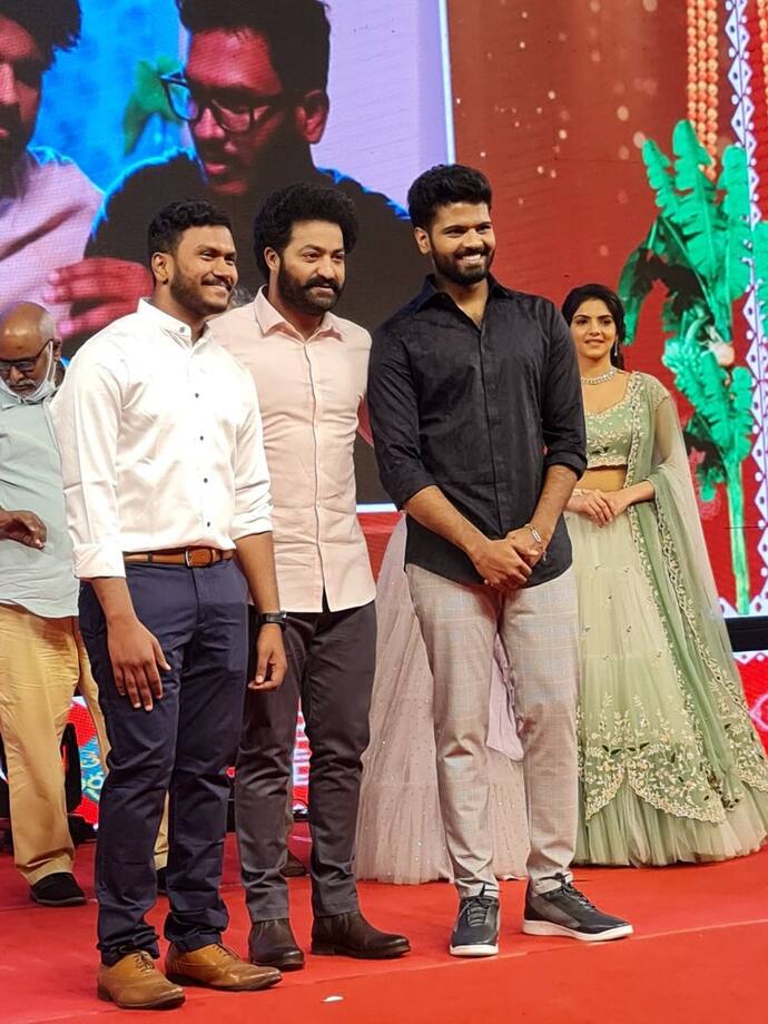 రాజమౌళి ఫ్యామిలీ అనే టైటిల్‌ కార్డ్ తో వస్తోన్న చిత్రం `తెల్లవారితే గురువారం`. రాజమౌళి పేరుతోనే ఇది బోలెడంతా ప్రమోషన్‌ సంపాదించింది. దీనికి తోడు ఈ చిత్ర ప్రీ రిలీజ్‌ ఈవెంట్‌కి యంగ్‌ టైగర్‌, కొమురంభీమ్‌ ఎన్టీఆర్‌ వచ్చి సినిమాపై అంచనాలను అమాంతం పెంచేశారు. అంతేకాదు పాన్‌ ఇండియా స్టార్‌ ప్రభాస్‌ బెస్ట్ విషెస్‌ చెబుతూ ట్వీట్‌ కూడా చేశారు. దీంతో సినిమాపై అంచనాలు భారీగా నెలకొన్నాయి. `మత్తు వదలరా` తర్వాత వీరి కాంబినేషన్‌లో వస్తోన్న సినిమా రిజల్ట్ ఏంటీ? ఎలా ఉందనేది యూఎస్‌ ప్రీమియర్స్ రివ్యూ ద్వారా తెలుసుకుందాం.