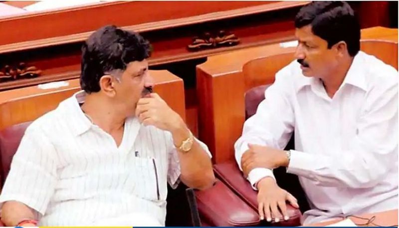 Ramesh Jarkiholi Close aide  Meets DK shivakumar snr