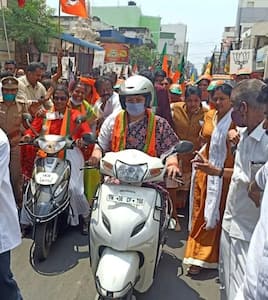 स्मृति ईरानी का चुनावी अंदाजः तमिलनाडु में खेला डांडिया और चलाया टू व्हीलर, फिर ऑटो में बैठकर निकली प्रचार पर