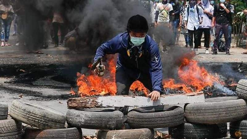 There is a risk of being shot in the head or back. The bloodthirsty Myanmar army.