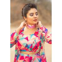 హోలీ రంగులన్నీ నాలోనే.. కలర్‌ఫుల్‌ గౌన్‌లో శ్రీముఖి హోయలు.. పాంచ్‌ పటాకా!