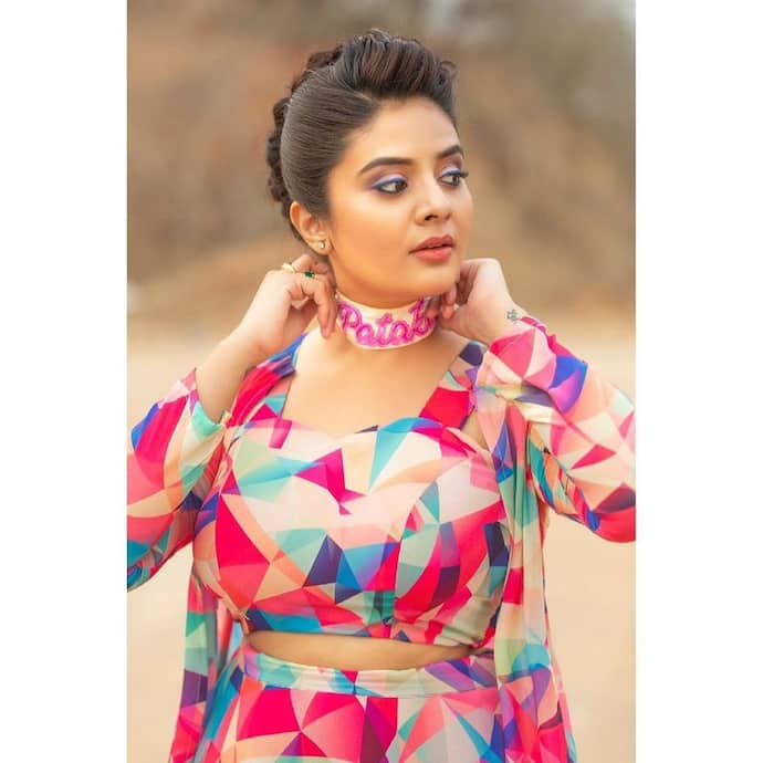 యాంకర్‌ శ్రీముఖి తన ఫ్యాన్స్ కి, నెటిజన్లకి, ఫాలోవర్స్ కి హోలీ విషెస్‌ చెప్పింది. సేఫ్‌గా హోలీ వేడుకలు చేసుకోవాలని పేర్కొంది.