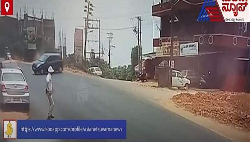 Running Car Turns Back Incident Caught in Camera Kodagu mah