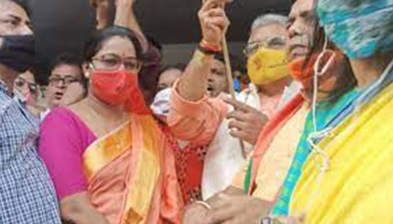 BJP candidate Rinku Naskar faces obstruction of police during campaigning in Jadavpur-dbr