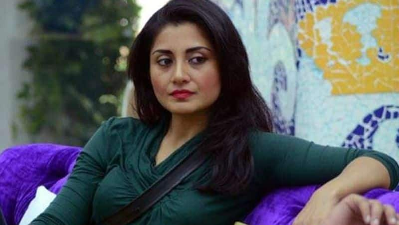 Bollywood Actress Rimi Sen files FIR after being defrauded of Rs 4.14 crore