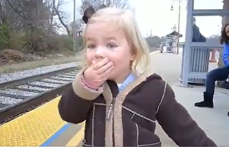 Little girl excitement on seeing a train for the very first time video viral ckm