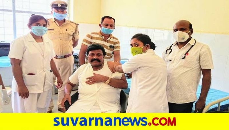 BC Patil Get Corona Vaccine at Hospital in Hirekerur grg