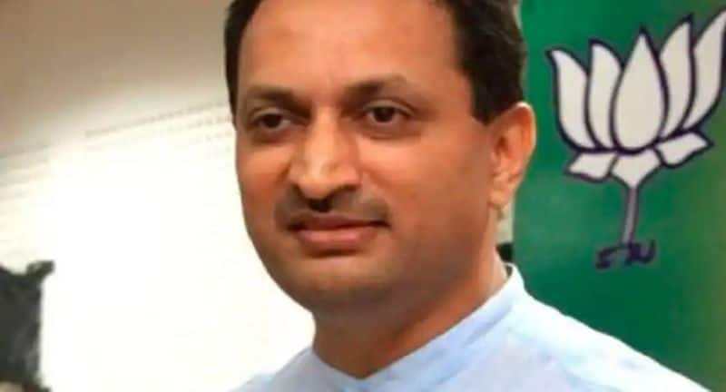 Anand Asnotikar controversial statement against BJP MP Anantkumar Hegade rbj