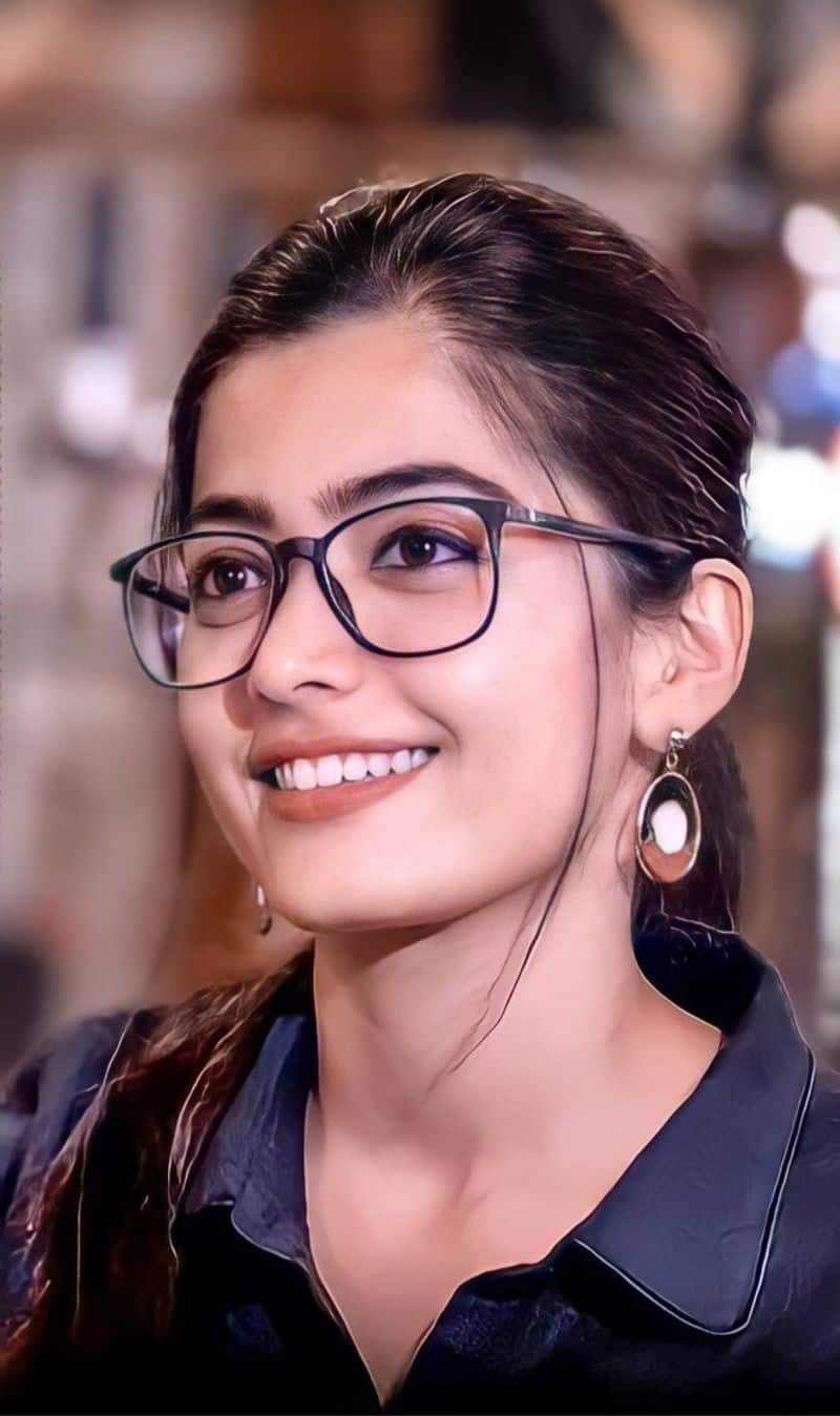 Allu Arjun is ready to give Rashmika a gift dpl