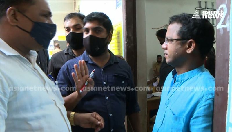 Dharmajan bolgatty opposed by ldf workers in election booth