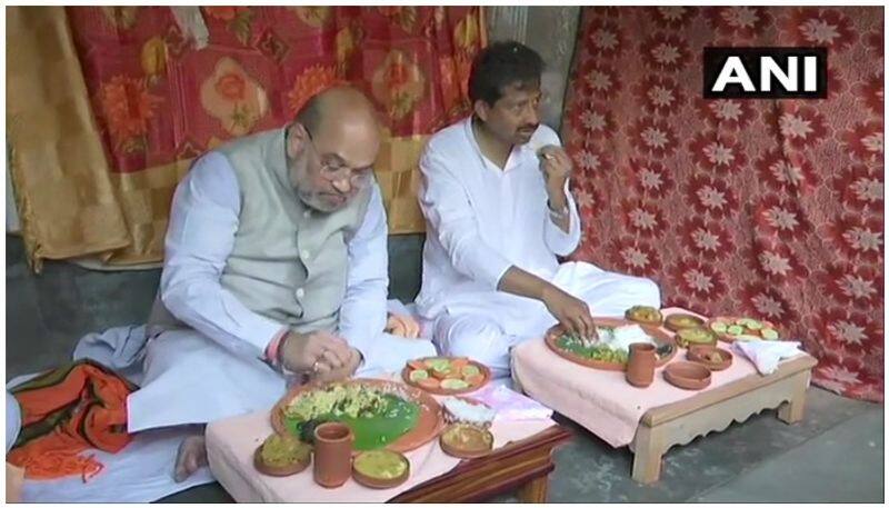 Amit Shah has lunch at the residence of a rickshaw puller