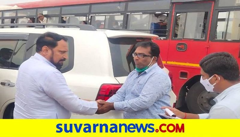 Laxman Savadi Congratulated the Staff on Duty During the Bus Strike in Kalaburagi grg