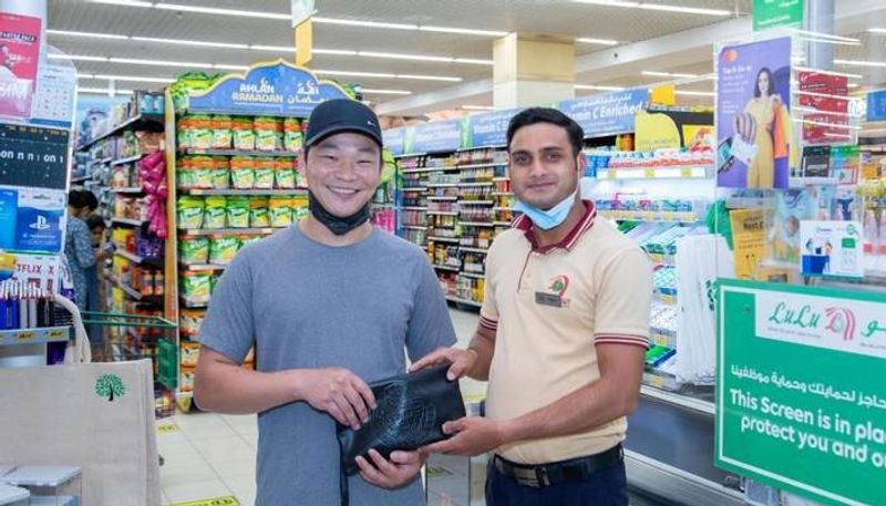 Dubai Honest Lulu staff returns bag containing Dh31,000