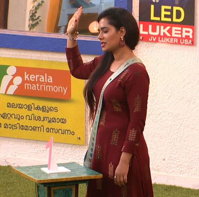 <p>ഒന്നാം സ്ഥാനത്തെ മത്സരത്തിന് ആദ്യമുണ്ടായത് രമ്യാ പണിക്കരും സായ് വിഷ്‍ണുവും സജ്‍ന- ഫിറോസുമായിരുന്നു. ഒന്നാം സ്ഥാനത്തിനു വേണ്ടി ഇവര്‍ വലിയ വാദങ്ങളുന്നയിച്ചു. തിരിച്ചുവരവ് ഗംഭീരമായിരുന്നു തന്റേത് എന്നായിരുന്നു രമ്യാ പണിക്കരുടെ വാദം. ഒന്നാം സ്ഥാനത്തിന് വേണ്ടി മാത്രമാണ് താൻ മത്സരിക്കുന്നത് എന്ന് സായ് വിഷ്‍ണു പറഞ്ഞു. ഒന്നാം സ്ഥാനം വേണമെന്ന് സജ്‍നയും പറഞ്ഞു. ഒടുവില്‍ എല്ലാവരുടെയും വാദം കഴിഞ്ഞപ്പോള്‍ ഏറ്റവും കൂടുതല്‍ വോട്ട് കിട്ടിയ രമ്യാ പണിക്കര്‍ ഒന്നാം സ്ഥാനത്ത് എത്തി.</p>
