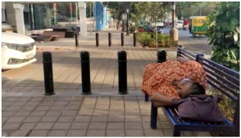 covid patient waiting for ambulance in front of hospital for more than five hours