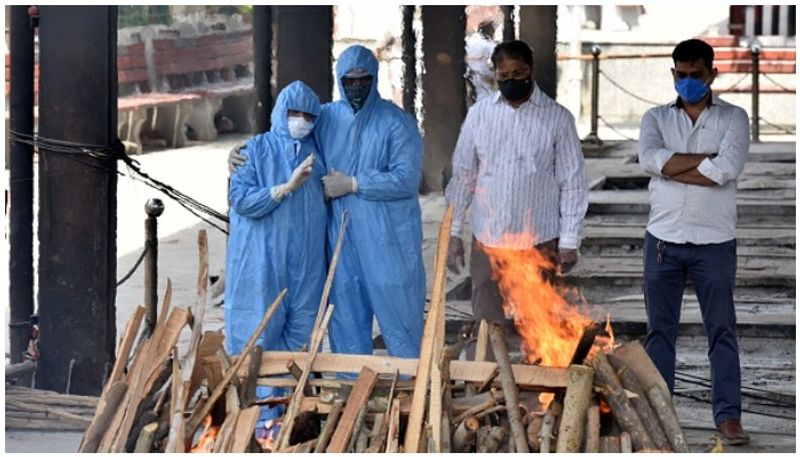 delhi crematoriums graveyards struggle to keep up as covid deaths rise