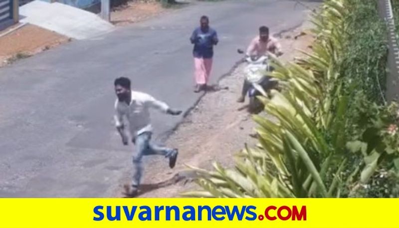 Kerala Police troll men tripling on scooter video goes viral dpl