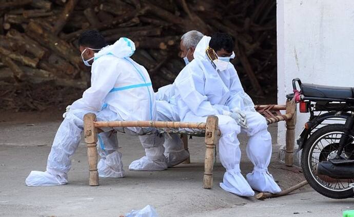 <p>ശനിയാഴ്ച 24,375 കോവിഡ് -19 കേസുകളും 167 മരണങ്ങളുമാണ് ദില്ലി നഗരത്തിൽ റിപ്പോർട്ട് ചെയ്തത്. വെള്ളിയാഴ്ച വെള്ളിയാഴ്ച 141 ഉം വ്യാഴാഴ്ച 112 ഉം മരണങ്ങൾക്ക് ദില്ലി സാക്ഷ്യം വഹിച്ചു.</p>
