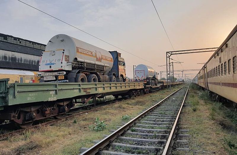 Corona 2nd wave Oxygen Express train carrying three tankers of oxygen arrived in Uttar Pradesh ckm