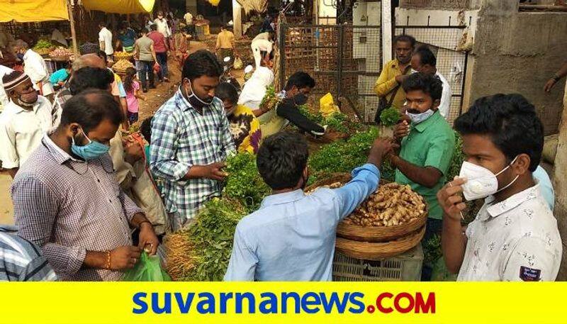 People Rush to Purchase of Essential Items in Karnataka During Corona Pandemic grg