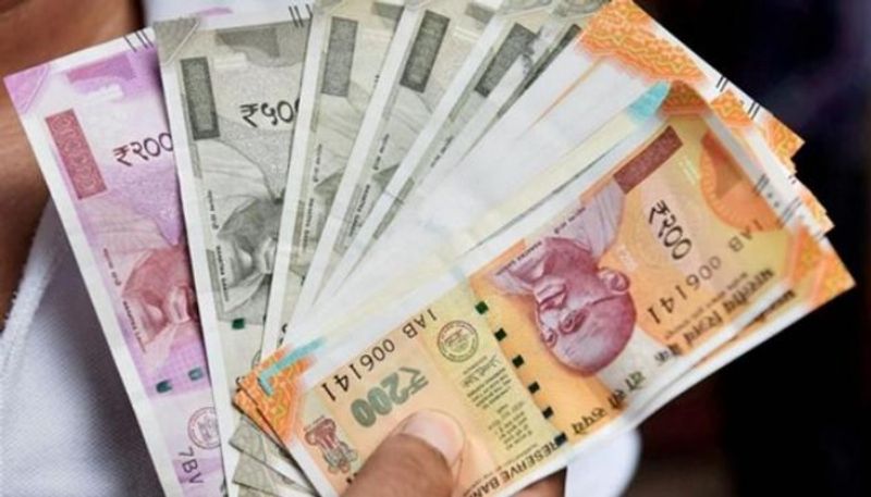 expatriates take the advantage after indian rupee falls record low against dirham 