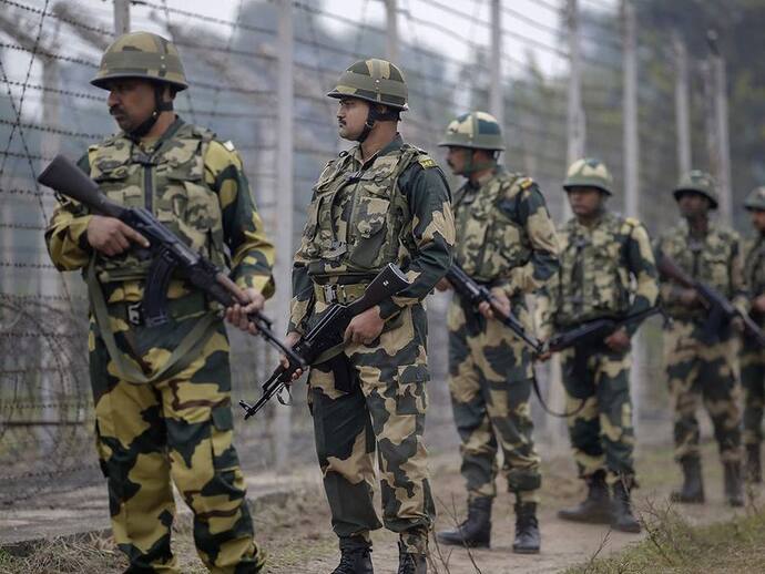 BSF-এর তল্লাশি, পায়ুগহ্বর থেকে বের হল ৯৯০টি ট্যাবলেট - নয়া পাচার-চক্রের সন্ধান ঠাকুরনগরে