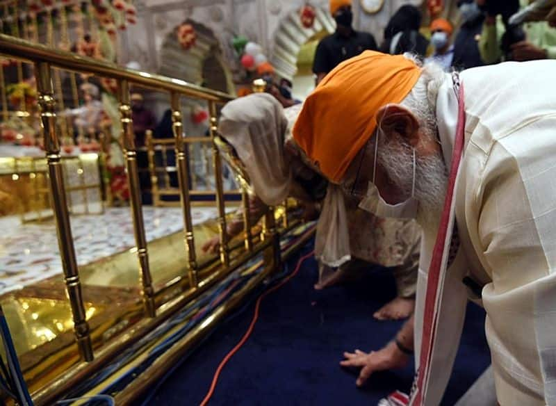 VIDEO PM Modi vists Gurudwara Sis Ganj Sahib-VPN