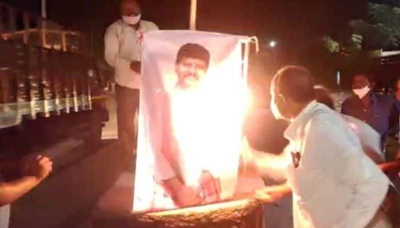 santosh flexy burnt in kamalapur due to allegations against elala rajender - bsb