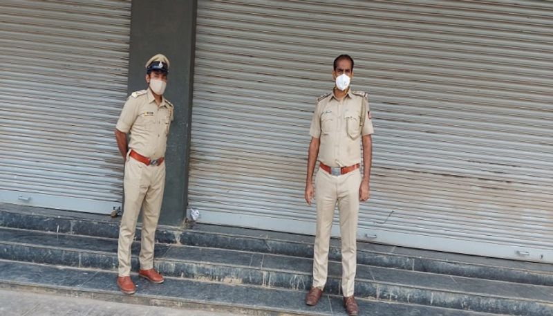 Liquor shops work illegally in corona curfew time Bengaluru mah