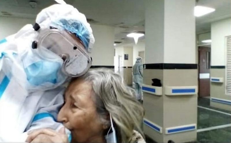 75 year old Covid recovered grandmother hug doctor after discharge from hospital kolkata ckm