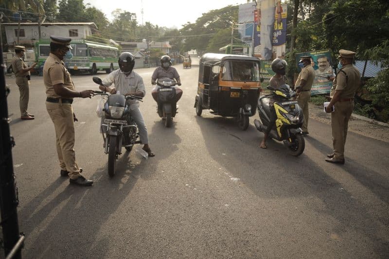 Haveri traffic police impose strict rules those who violated Covid 1 9 lockdown rules snr