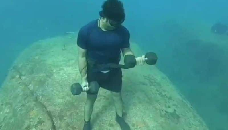 man workout underwater to spread awareness about fitness