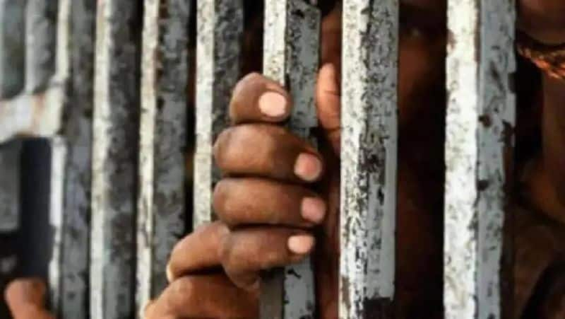 constable cought with ganja supposed to give prisoner in mumbai, dismissed kms