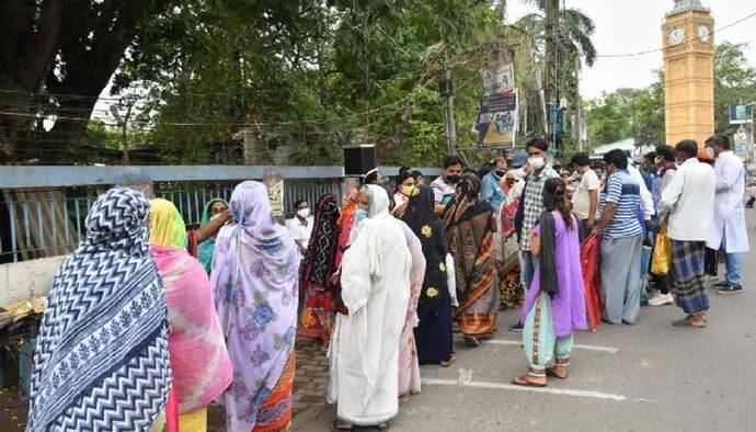 দূরত্ববিধি শিকেয়, পুলিশের সামনেই তৃণমূল প্রভাবিত বস্ত্রদান শিবিরে মানুষের হুড়োহুড়ি