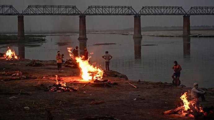 আশঙ্কাই সত্যি হল, গঙ্গায় ভাসছে উত্তরপ্রদেশ-বিহার থেকে আসা করোনা রোগীর পচাগলা দেহ