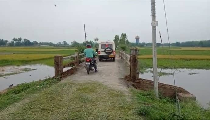 নড়বড়ে সেতু পেরিয়ে যাচ্ছে অ্যাম্বুলেন্স, চরম বিপদ ঘটার আশঙ্কায় আতঙ্কে বাসিন্দারা