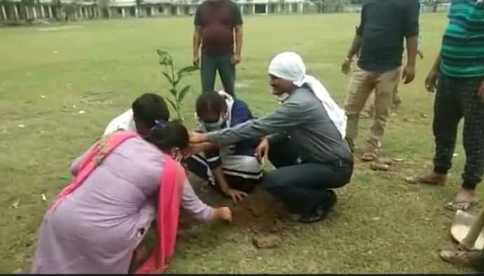 বিবাহবার্ষিকীতে আড়ম্বর নয়, বৃক্ষরোপণ করে সচেতনতার অনন্য বার্তা দম্পতির