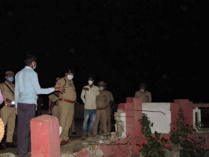 पुल की रेलिंग तोड़कर नदी में गिरी कार,चार लोगों की मौत,एक लापता, तिलक समारोह से लौटे थे सभी