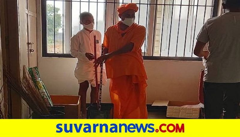 Gavisiddeshwara Swamiji Sweeping at Covid Care Center in Koppal grg