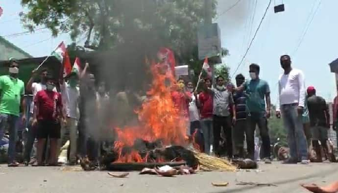 নারদা মামলায় গ্রেফতারের প্রতিবাদে পুড়ল মোদী-শাহের কুশপুতুল, ধনকড়ের পদত্যাগ চেয়ে বিক্ষোভ তৃণমূলের