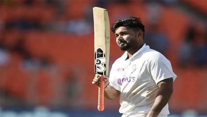 <p>ఉత్తరాఖండ్‌లో జన్మించిన రిషబ్ పంత్, ఢిల్లీలోని ప్రఖ్యాత క్లబ్ సోన్నెట్‌లో శిక్షణ తీసుకున్నాడు. ఇక్కడే హెడ్‌కోచ్‌గా ఉండేవాడు తారక్ సిన్హా...</p>
