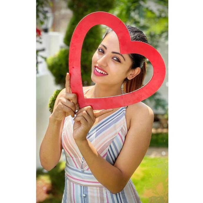 కన్నడ భామ అయిన నవ్య స్వామి తెలుగులో కూడా మంచి పాపులారిటీ తెచ్చుకున్నారు. లీడ్ రోల్ లో ఆమె చేసిన సీరియల్స్ ప్రేక్షకాదరణ పొందాయి.
