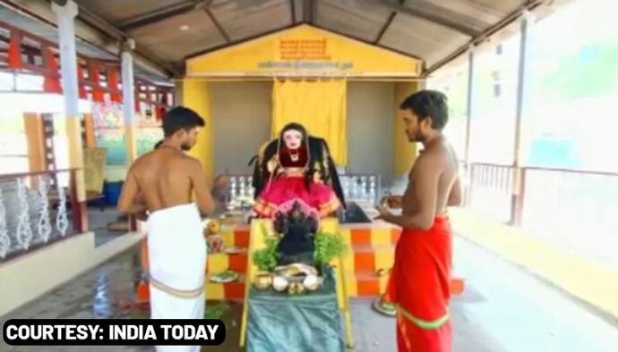 <p>మంత్రాలకు చింతకాయలు రాలతాయా? అంటే ఏం సమాధానం చెబుతాం. అలాగే ఉంటుంది కొందరి పోకడ. ఓ వైపు కరోనాతో దాని వెన్నంటి వస్తున్న బ్లాక్ ఫంగస్, వైట్ ఫంగస్ మహమ్మారులతో లోకం అతలాకుతలం అయిపోతుంటే.. తమిళనాడులో ఏకంగా కరోనా దేవి పేరిట ఓ ఆలయమే వెలిసింది.&nbsp;</p>
